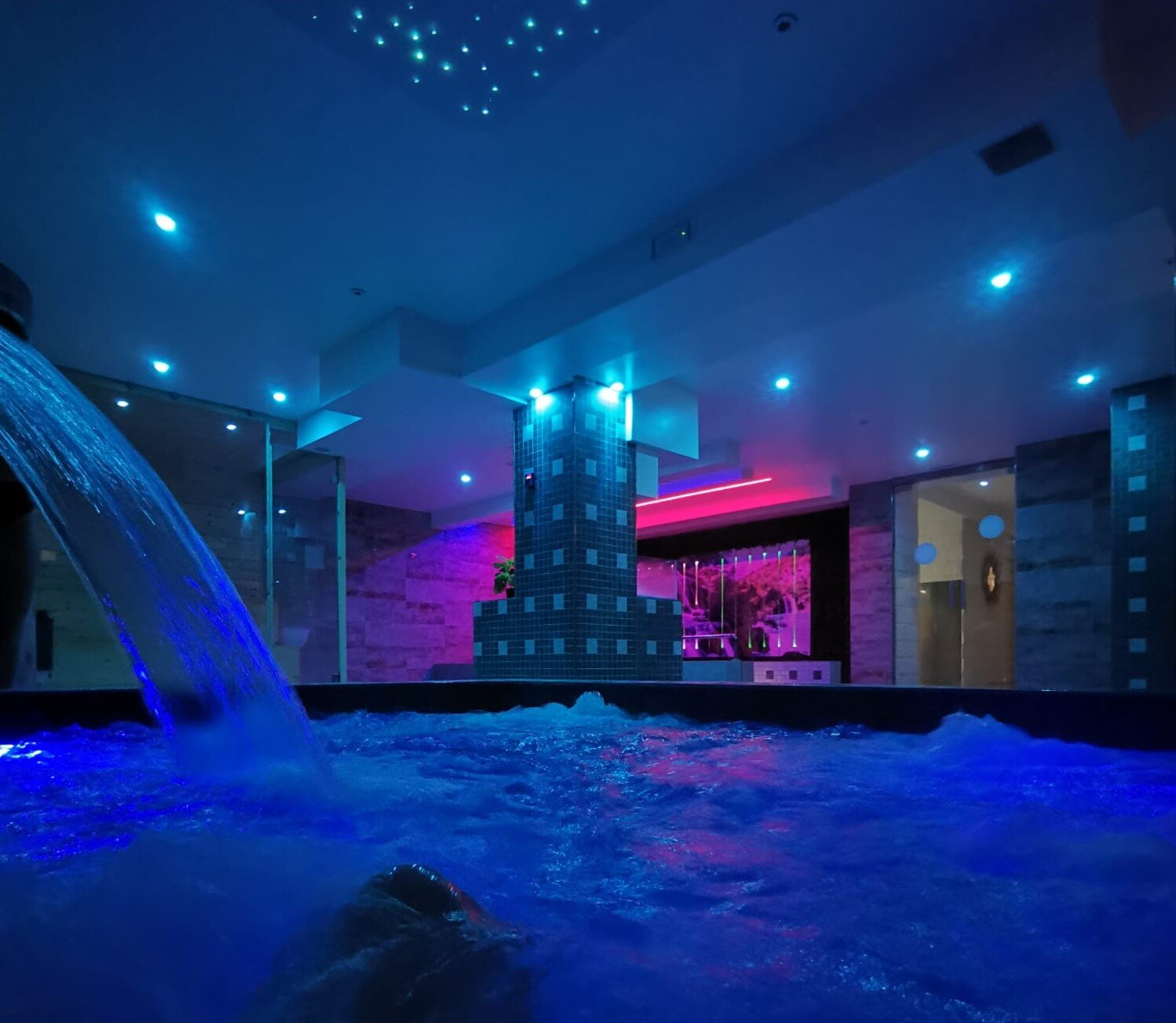 White Apartments & Spa 3