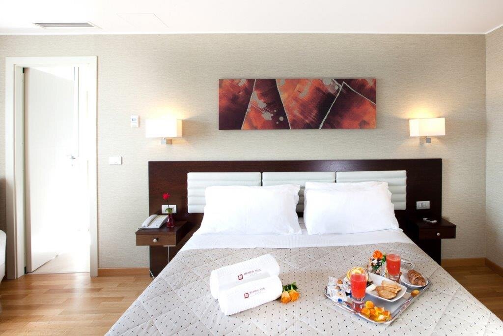 Breaking Business Hotel 4