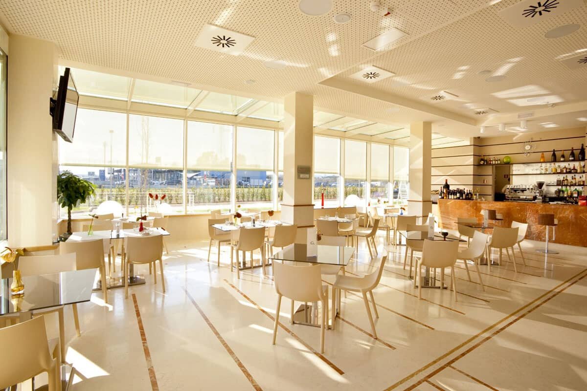 Breaking Business Hotel 3