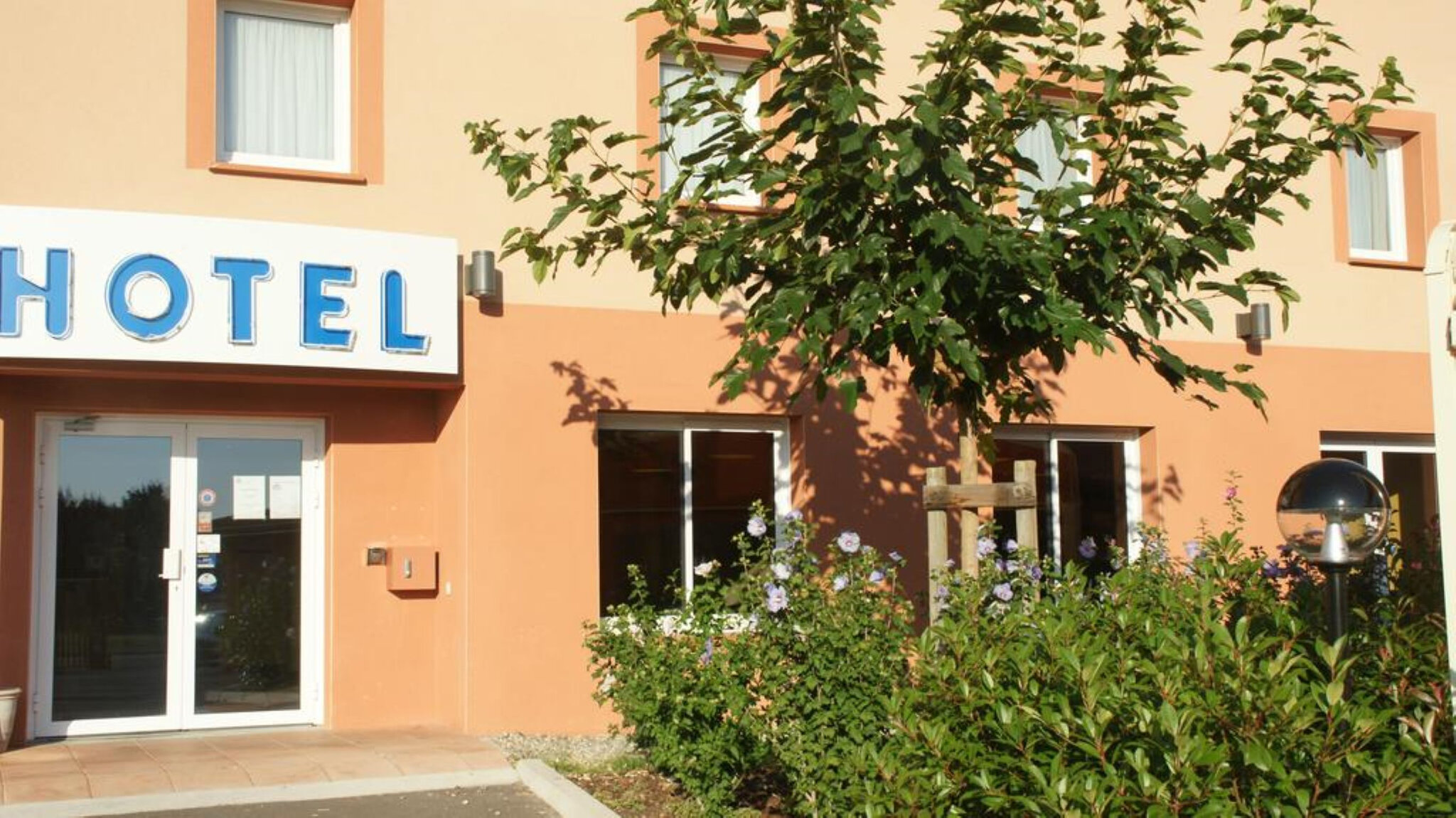 Brit Hotel Confort Montauban 2